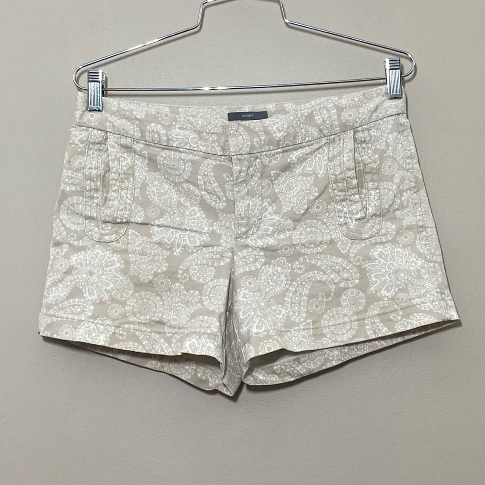 Gap || Woman’s beige and white shorts size 2